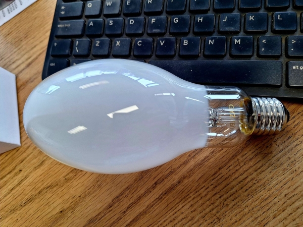 FOR SALE, 160 watt 220 volt mercury lights